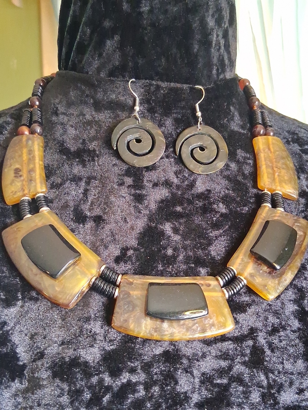 80s Vintage Lucite & Black Statement Necklace with Spiral Shell Earrings .